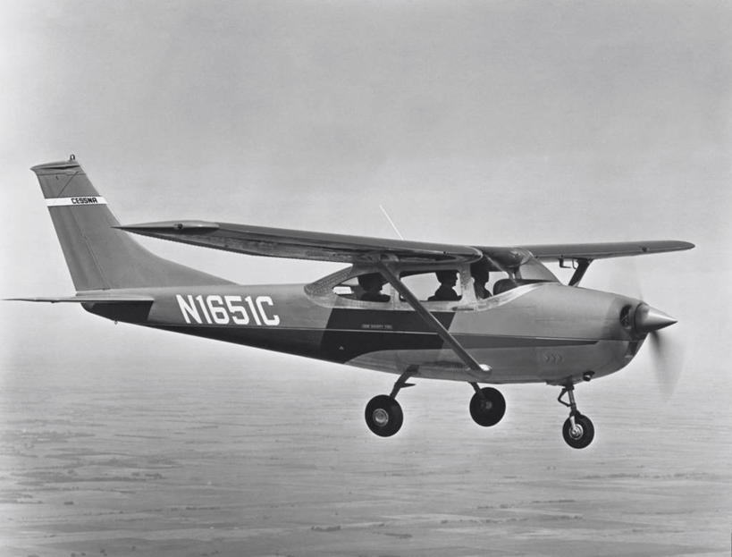 三个人,横图,室外,白天,风,飞机,朦胧,模糊,螺旋桨,半空,古典,历史,飞,运输,摄影,飞行器,螺旋桨飞机,彩图,旅行,赛斯纳飞机公司,私人飞机,过去