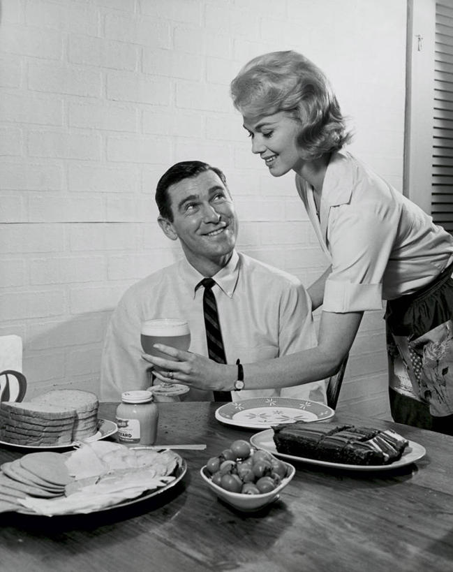 点心,面包,葡萄酒,西方人,成年人,头发,两个人,夫妻,微笑,竖图,室内,特写,衬衫,爱情,吃饭,快乐,幸福,餐桌,桌子,欧洲,欧洲人,连接,切开,弯腰,正装,饭厅,食品,面点,领带,浪漫,餐盘,注视,吐司,饮食,食物,糕点,饮料,观察,看,切,向上看,恩爱,恋人,摄影,观看,活动,法式面包,腕表,察看,袖子,葡萄酒杯,关注,上菜,剖面,吐司面包,小圆面包,切面,异性恋,男人,年轻男性,年轻女性,女人,白种人,年轻人,夫妇,情侣,休闲活动,半身,彩图,多士,听型面包,伴侣