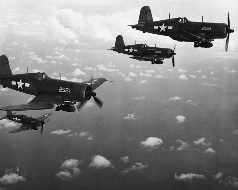 无人,横图,黑白,室外,白天,飞机,军事,云,飞,天空,战争,摄影,飞行器,战斗机,海军,军用机,美国海军,美国海军陆战队,编队飞行,过去