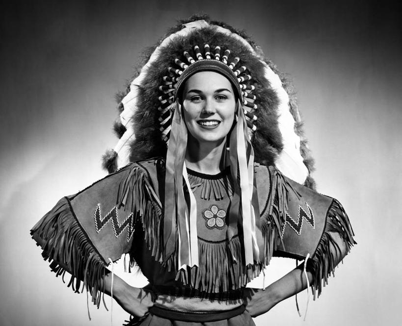 西方人,一个人,微笑,横图,黑白,室内,时尚,幸福,欧洲,欧洲人,头饰,古典,手叉腰,叉腰,摄影,双手叉腰,肖像,美国文化,女性,白种人,年轻人,半身,传统服装