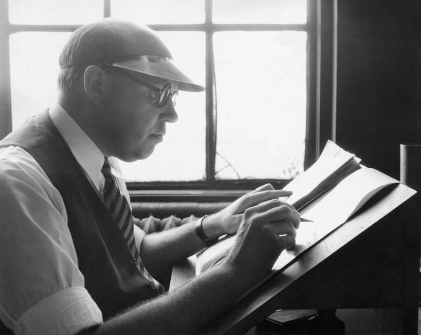 西方人,成年人,中年人,老年人,一个人,横图,黑白,室内,特写,衬衫,窗户,欧洲,欧洲人,仅一个男性,仅一个人,仅一个中年男性,写,检查,工作,眼镜,纸,领带,注视,水笔,观察,看,职业,卷起,摄影,观看,马甲,察看,专心,袖子,关注,调整,技能,老年男性,男人,男性,中年男性,白种人,半身,编辑