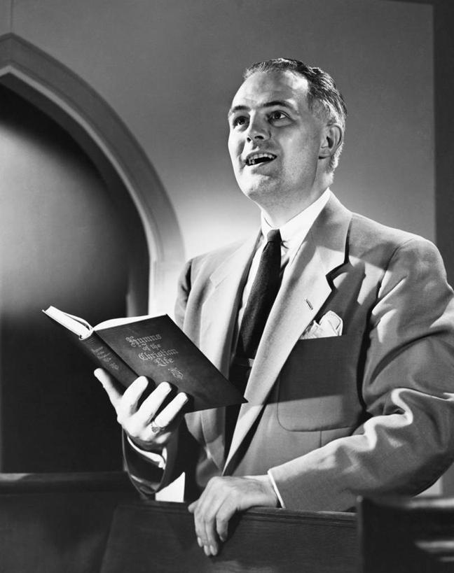 西方人,成年人,中年人,老年人,一个人,教堂,竖图,黑白,室内,欧洲,欧洲人,仅一个男性,仅一个人,仅一个中年男性,套装,正装,圣经,祈祷,向上看,摄影,宗教,唱,基督教,宗教建筑,灵性,老年男性,男人,男性,中年男性,白种人,书,半身,发际线后移