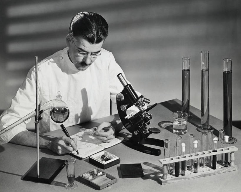 西方人,成年人,中年人,老年人,一个人,科学家,横图,室内,技术,科技,桌子,欧洲,欧洲人,仅一个男性,仅一个人,仅一个中年男性,写,研究,分析,科学,化学,管子,试管,试管架,显微镜,眼镜,液体,支架,纸,实验室,注视,设备,外套,水笔,物品,观察,看,摄影,观看,日记,察看,关注,实验服,载玻片,科学实验,技能,玻片,盖玻片,老年男性,男人,男性,中年男性,白种人,半身,彩图