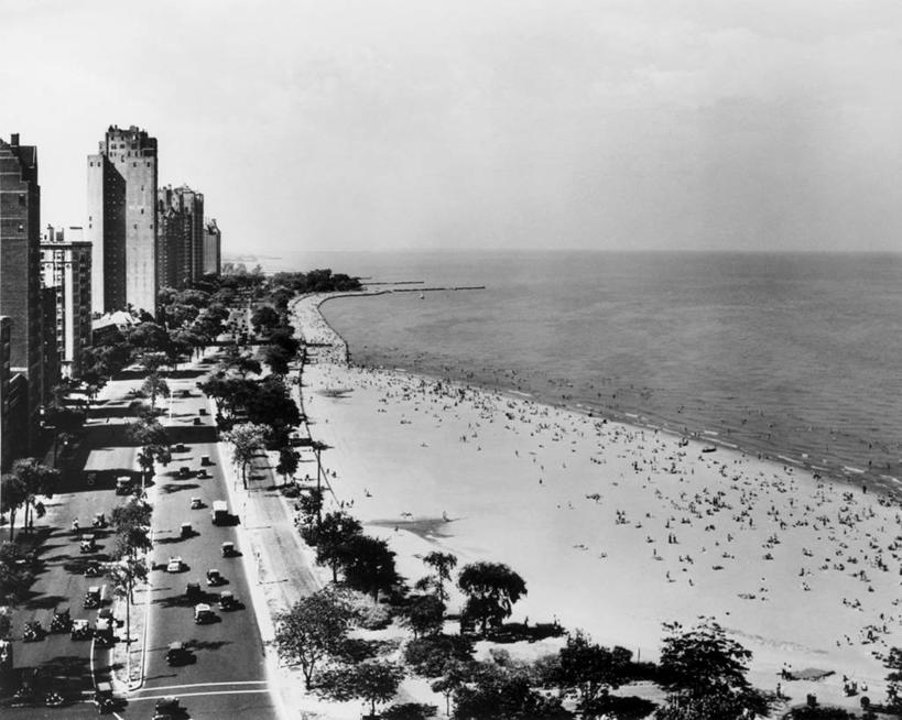 横图,俯视,黑白,室外,白天,湖,水,城市,建筑,路,摩天大楼,汽车,美国,行人,游客,游人,沙子,海岸线,水平线,交通,路人,旅客,车,树,天空,交通工具,运输,摄影,北美,载具,群众,伊利诺斯州,密歇根湖,芝加哥市,过客,海滩,高角度拍摄,旅行,库克县