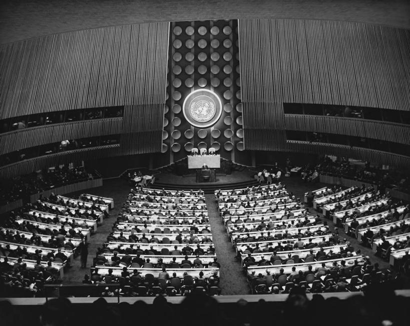 成年人,人群,商务人士,商务男性,会议室,坐,横图,俯视,黑白,室内,衬衫,聚会,商务,讨论,城市,建筑,纽约,美国,一排,套装,整齐,会议,会议桌,聚餐,许多人,北,图像,现代,座位,排列,一群人,角度,摄影,巨大,庞大,北美,企业,公司,队列,指挥台,商务装,合伙,工薪阶层,将军,爱国主义,纽约州,宏大,硕大,伟大,团结,男人,白领,上班族,高角度拍摄,衬衣,社会问题