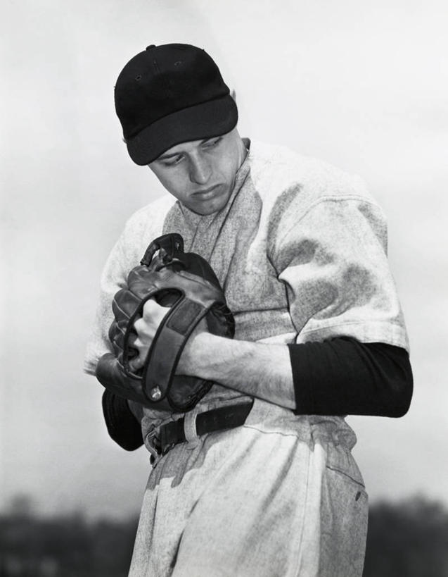 西方人,成年人,中年人,老年人,一个人,同事,棒球运动员,竖图,室外,白天,运动服,成功,运动,合作,团队,集体,信心,竞争,棒球,欧洲,欧洲人,仅一个男性,棒球帽,棒球手套,竞技运动,投手,注视,队伍,车队,观察,看,思考,鸭舌帽,活力,摄影,观看,察看,领导,成就,关注,棒球服,决心,努力,合伙,领袖,队服,悲哀,技能,老年男性,男人,中年男性,白种人,半身,彩图