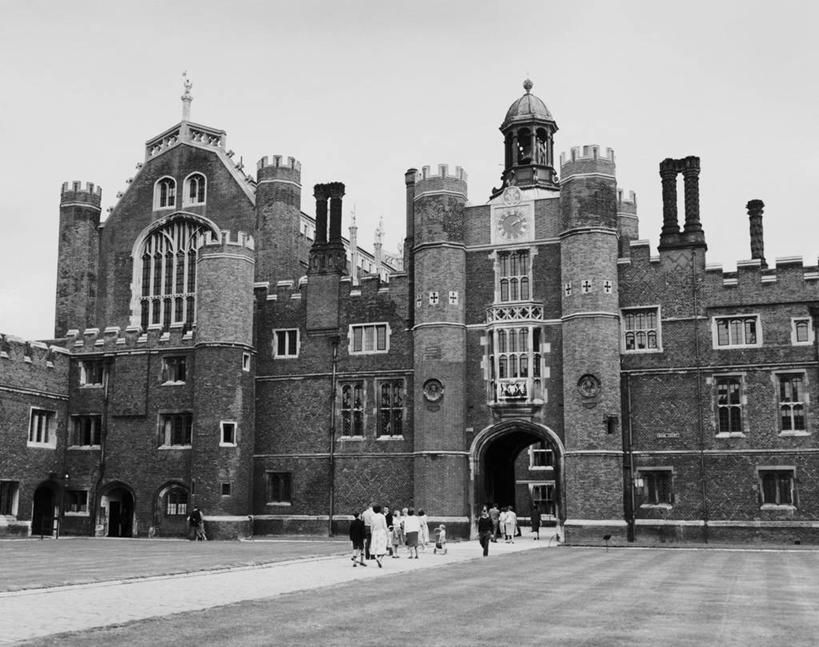 人群,横图,黑白,室外,白天,旅游,草坪,窗户,建筑,英国,欧洲,行人,游客,游人,朦胧,模糊,拱门,塔,门口,尖顶,首都,古典,历史,英格兰,路人,旅客,天空,摄影,高,过客,汉普顿宫,步行,过去