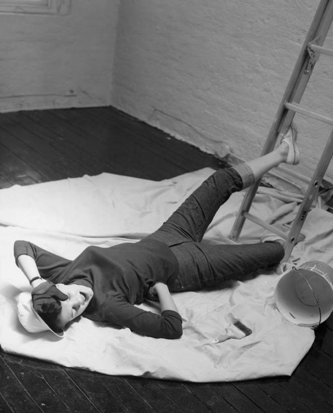 西方人,成年人,眼睛,一个人,家庭,竖图,俯视,黑白,室内,建材,地板,楼梯,装修,建筑,纺织品,欧洲,欧洲人,瞳孔,仅一个年轻女性,仅一个女性,仅一个人,关闭,裤子,材料,木板,木材,梯子,床单,地面,休闲装,木地板,木柴,手套,温暖,温馨,一家人,鸭舌帽,人体,眼部,角度,摄影,建造,木料,落下,尖叫,和睦,不幸,封闭,主题,痛苦,油漆罐,作画,保险,问题,人字梯,硬木,危险,年轻女性,女人,女性,白种人,年轻人,眼,闭着眼睛,触摸,高角度拍摄,融洽,卷边裤,改进