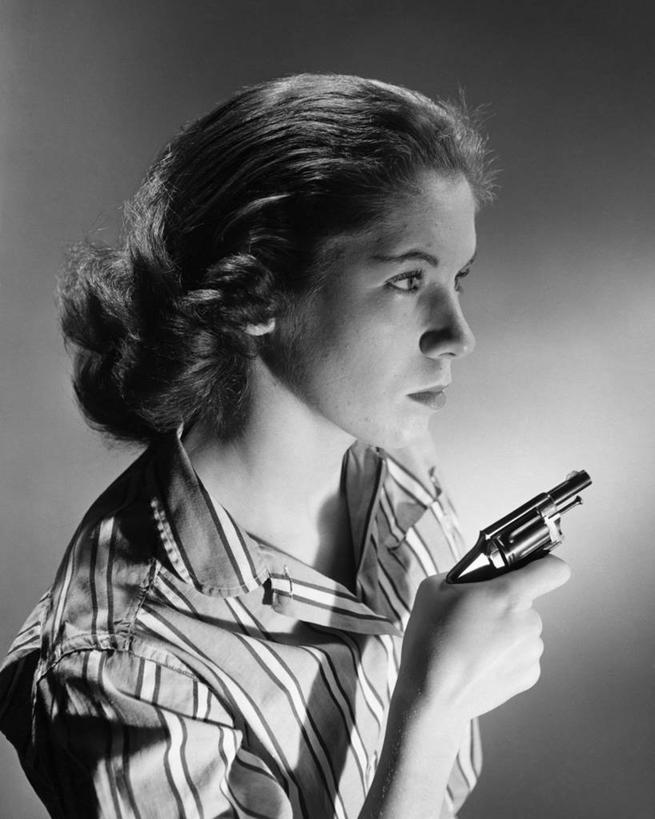 西方人,脸,头,脸颊,一个人,竖图,黑白,室内,衬衫,欧洲,欧洲人,条纹,枪支,肩膀,武器,摄影,手枪,保护,犯罪,暴力,瞄准,进攻,猜疑,危险,女性,白种人,年轻人,头部,脸部,脸蛋,面部,社会问题,开领