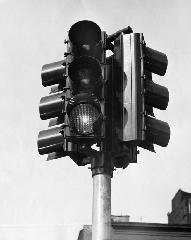 无人,竖图,黑白,室外,特写,白天,仰视,安全,金属,标志,红绿灯,信号灯,交通,天空,警示,运输,摄影,指导,控制,提示,流通,交通信号灯,行人信号灯,方向标,低角度拍摄
