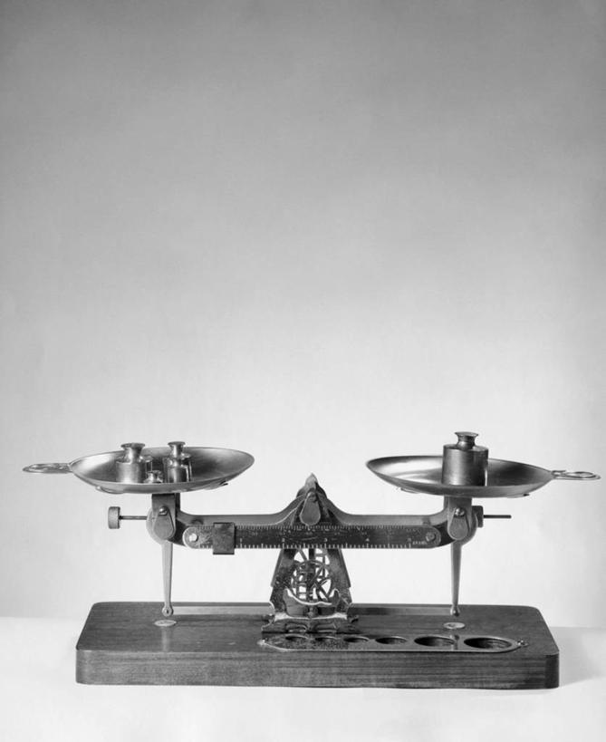 无人,竖图,黑白,室内,静物,古典,一个,重量,平衡,摄影,生活方式,单个,测量工具,怀旧,准确,记忆,想法,秤,平等,过去