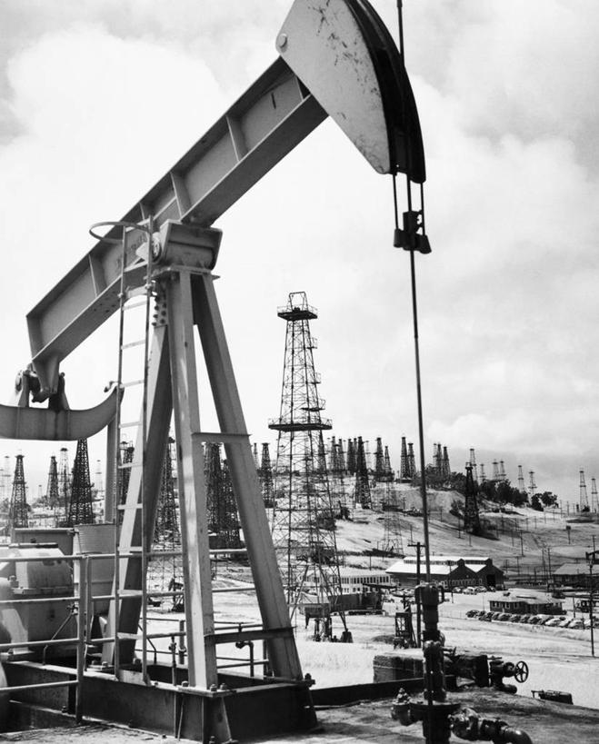 无人,竖图,黑白,室外,白天,建筑业,机器,山,美国,金属,梯子,北,设备,脚手架,物品,天空,机械,工业,摄影,井,能源,石油工业,北美,加利福尼亚,油井,钻井,油泵,工业建筑,钻塔,化石燃料,工业机械