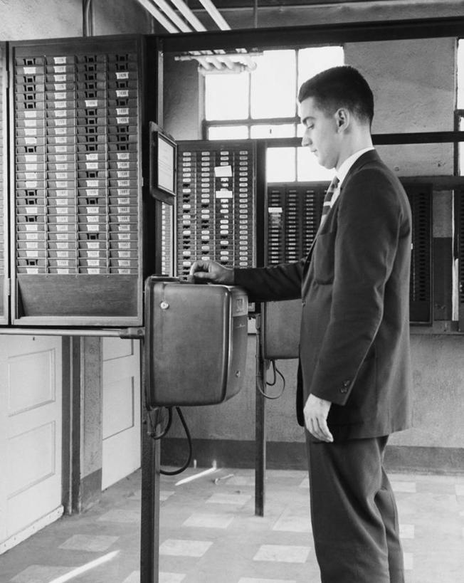 西方人,成年人,一个人,商务人士,商务男性,竖图,黑白,室内,衬衫,商务,地板,纸牌,欧洲,欧洲人,仅一个男性,仅一个人,套装,时间,瓷砖,领带,注视,仅一个年轻男性,观察,看,工业,摄影,观看,砖地,控制,察看,操作,企业,公司,关注,商务装,工薪阶层,男人,男性,年轻男性,白种人,年轻人,白领,上班族,钟,衬衣,打卡器,例行公事