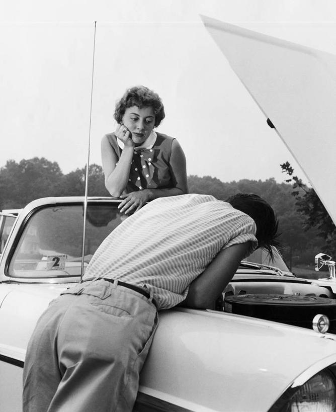 西方人,成年人,下巴,手,头发,两个人,夫妻,竖图,黑白,室外,白天,爱情,汽车,欧洲,欧洲人,撑,弯腰,检查,陆地,浪漫,托腮,注视,休闲装,车,树,背面,天空,敞篷车,交通工具,观察,看,靠,靠着,托,发动机,恩爱,运输,人体,恋人,摄影,观看,修理,矮,察看,关注,麻烦,托下巴,载具,问题,异性恋,男人,年轻男性,年轻女性,女人,白种人,年轻人,夫妇,情侣,半身,风帽,汽车抛锚,伴侣,短发