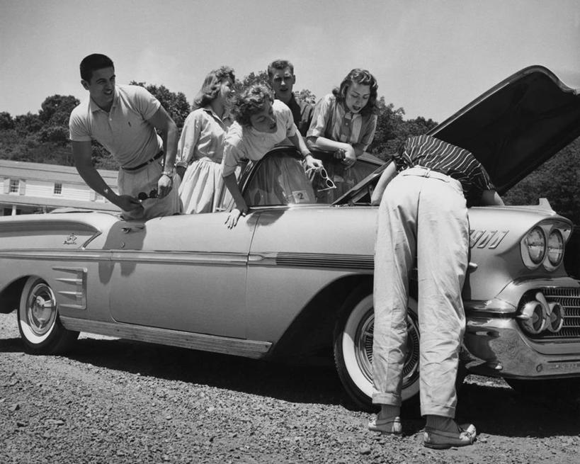 西方人,儿童,少年,臀部,一个人,两个人,人群,横图,黑白,室外,白天,衬衫,爱情,失败,友谊,纯洁,汽车,欧洲,欧洲人,仅一个男性,仅一个年轻女性,仅一个女性,仅一个人,弯腰,阴影,条纹,裤子,朦胧,模糊,陆地,古典,浪漫,休闲装,车,树,仅一个年轻男性,小孩,背面,天空,太阳镜,敞篷车,交通工具,温暖,温馨,恩爱,可爱,童年,童趣,运输,恋人,摄影,修理,和睦,麻烦,青春期,载具,问题,老爷车,童真,烂漫,无邪,异性恋,天真,男孩,男人,男性,年轻男性,年轻女性,女孩,女人,女性,白种人,孩子,情侣,半身,风帽,汽车抛锚,伴侣,融洽,好奇心