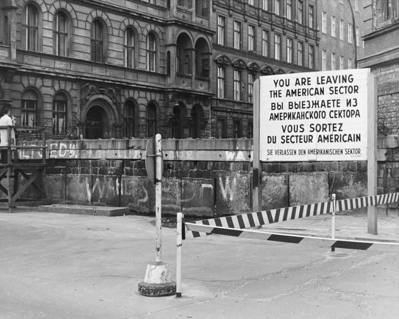 一个人,横图,黑白,室外,白天,城市,指示牌,德国,欧洲,朦胧,模糊,分离,标志,文字,围墙,首都,古典,警告,标识,柏林,柏林墙,地标建筑,社区,警示,摄影,块状,保护,禁止,年龄,提醒,提示,限制,分割,德国文化,方向标,危险,旅行,西柏林,居住区