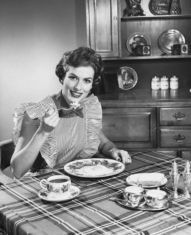 西方人,成年人,脸,头,脸颊,肩,关节,头发,一个人,家庭,坐,吃,微笑,竖图,黑白,室内,早餐,幸福,桌子,抽屉,日光,欧洲,欧洲人,仅一个年轻女性,仅一个女性,仅一个人,条纹,粉末,罐子,围裙,叉,调料,调味,鸡蛋,煎蛋,香料,盐,油炸,佐料,食品,咖啡杯,胡椒粉,调味品,调味料,杯,休闲装,调味瓶,饮食,肩膀,食盐,玻璃制品,桌布,饮料,盘子,玻璃瓶,茶碟,瓶子,温暖,温馨,一家人,粉,人体,摄影,生活方式,矮,配料,和睦,早晨,肖像,作料,粉状,粉剂,熏猪肉,年轻女性,女人,女性,白种人,年轻人,头部,脸部,脸蛋,面部,胡椒,古月粉,融洽,短发,例行公事,震颤派