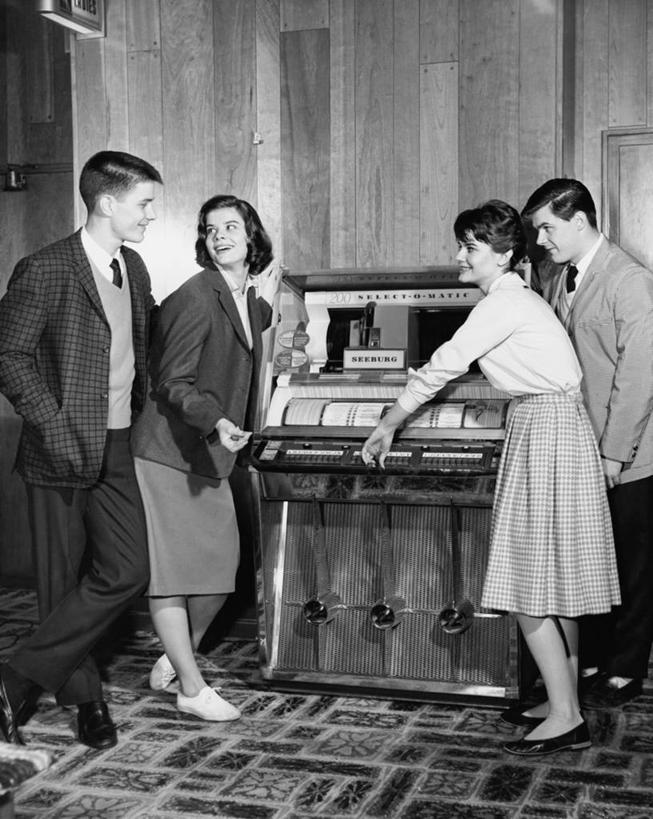 西方人,儿童,少年,一个人,四个人,人群,微笑,竖图,黑白,室内,凉鞋,衬衫,裙子,幸福,纯洁,建材,地毯,建筑,鞋子,欧洲,欧洲人,仅一个男性,仅一个年轻女性,仅一个女性,仅一个人,套装,木制,材料,木板,木材,领带,音乐,休闲装,木柴,仅一个年轻男性,小孩,面对面,可爱,童年,童趣,摄影,建造,木料,享乐,青春期,童真,烂漫,无邪,自动点唱机,异性恋,天真,男孩,男人,男性,年轻男性,年轻女性,女孩,女人,女性,白种人,孩子,伴侣