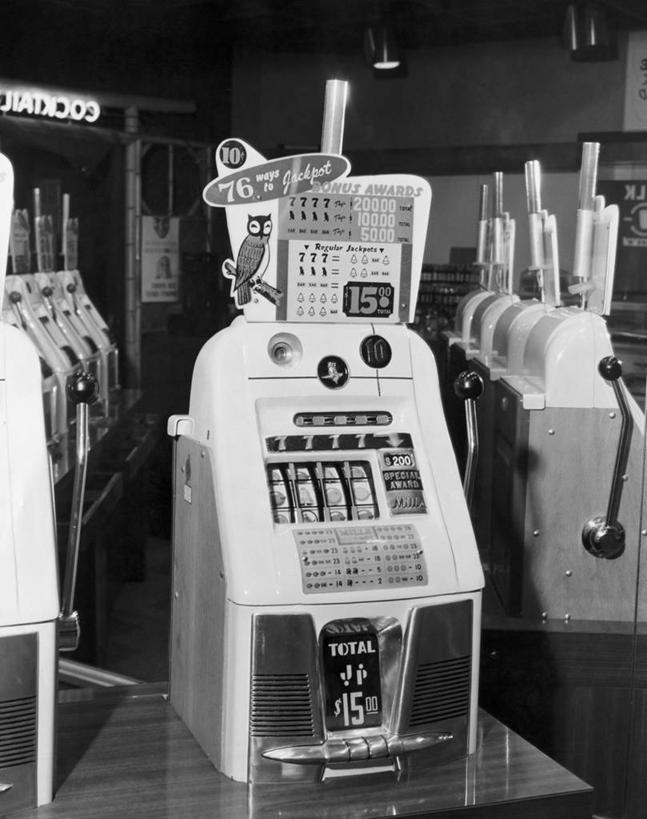 无人,竖图,黑白,室内,赌博,运气,风险,金属,数字,文字,摄影,老虎机,收集,机会,控制杆