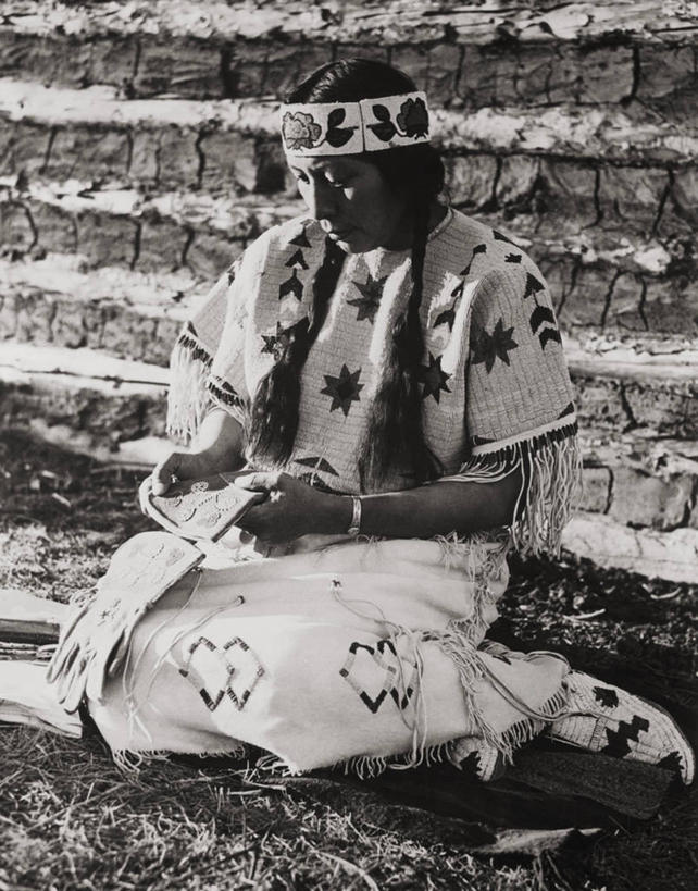 中年人,老年人,一个人,坐,竖图,室外,白天,美国,古典,注视,观察,看,摄影,观看,察看,北美,关注,印第安人,爱达荷州,悲哀,女性,长发,彩图,传统服装,传统文化