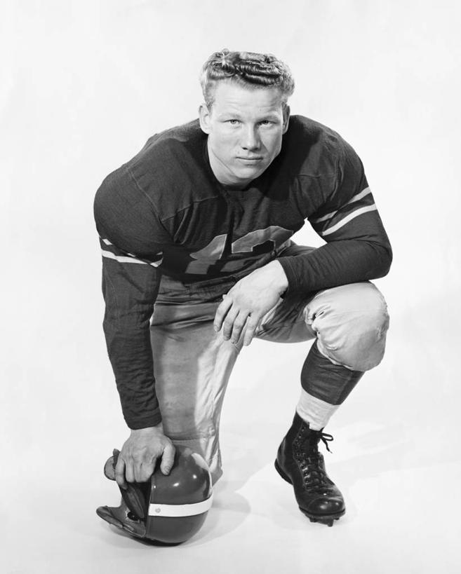 西方人,成年人,一个人,竖图,黑白,室内,运动服,信心,欧洲,欧洲人,仅一个男性,仅一个人,服装,仅一个年轻男性,衣服,摄影,服饰,衣着,穿着,决心,肖像,橄榄球运动员,橄榄球头盔,衣饰,男人,男性,年轻男性,白种人,年轻人,跪着,运动装,韧性,态度,安全设备