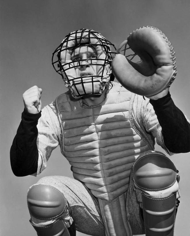 西方人,成年人,一个人,同事,运动员,棒球运动员,蹲,竖图,黑白,室外,白天,仰视,运动服,成功,运动,合作,团队,集体,信心,竞争,棒球,纺织品,欧洲,欧洲人,仅一个男性,仅一个人,准备,棒球手套,竞技运动,接球手,队伍,仅一个年轻男性,天空,车队,护膝,活力,人体,角度,摄影,保护,护胸,领导,成就,面罩,棒球服,决心,合伙,领袖,机敏,男人,男性,年轻男性,白种人,年轻人,拳头,体育运动员,运动选手,低角度拍摄