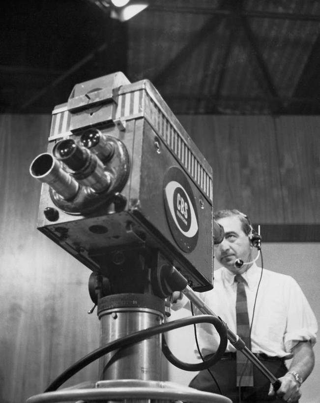 西方人,成年人,中年人,老年人,一个人,竖图,黑白,室内,仰视,衬衫,通讯,技术,欧洲,欧洲人,仅一个男性,正装,唱片,领带,听,注视,耳机,耳麦,观察,看,卷起,工业,角度,摄影,观看,控制,察看,袖子,录音棚,录音,传播,关注,主题,录像,老年男性,男人,中年男性,白种人,电视机,半身,低角度拍摄,数码录音机,数字录音器,电影摄影师,电视演播室,电视摄像机,操作员,传媒