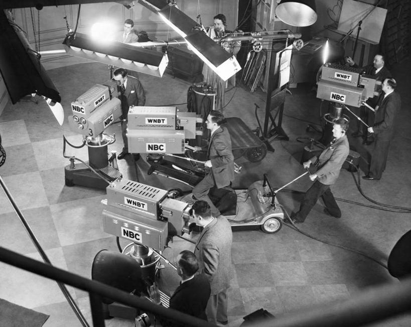 人群,横图,俯视,黑白,室内,套装,正装,摄影,控制,录音棚,传播,录像,男性,高角度拍摄,电影摄影师,电视演播室,电视摄像机,操作员,传媒