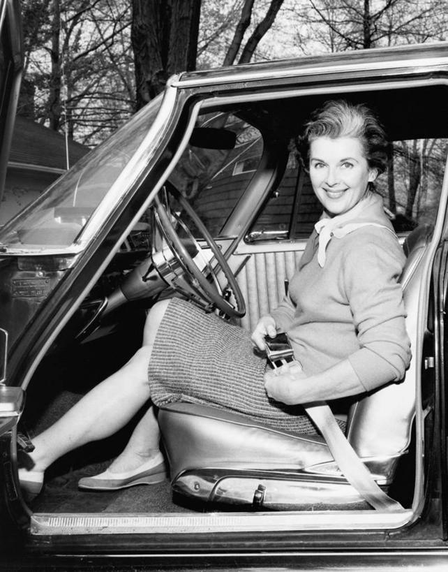 西方人,成年人,中年人,老年人,头发,一个人,坐,微笑,竖图,黑白,室外,特写,白天,幸福,汽车,鞋子,欧洲,欧洲人,仅一个男性,捆扎,陆地,带子,休闲装,腰带,车,树,树干,安全带,车轮,方向盘,交通工具,运输,摄影,活动,保护,矮,载具,肖像,驾车,车座,儿童安全座椅,老年男性,男人,中年男性,白种人,休闲活动,短发