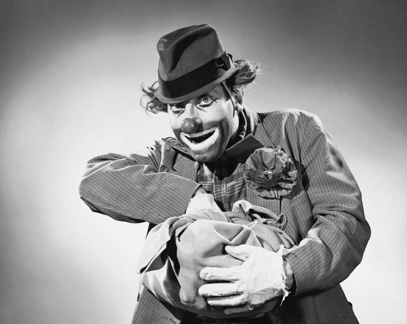 成年人,中年人,老年人,一个人,小丑,马戏团,横图,黑白,室内,帽子,仅一个男性,表演,表演者,外套,手套,伸手,摄影,聚光灯,惊奇,幽默,小丑鼻,老年男性,中年男性,半身,性格