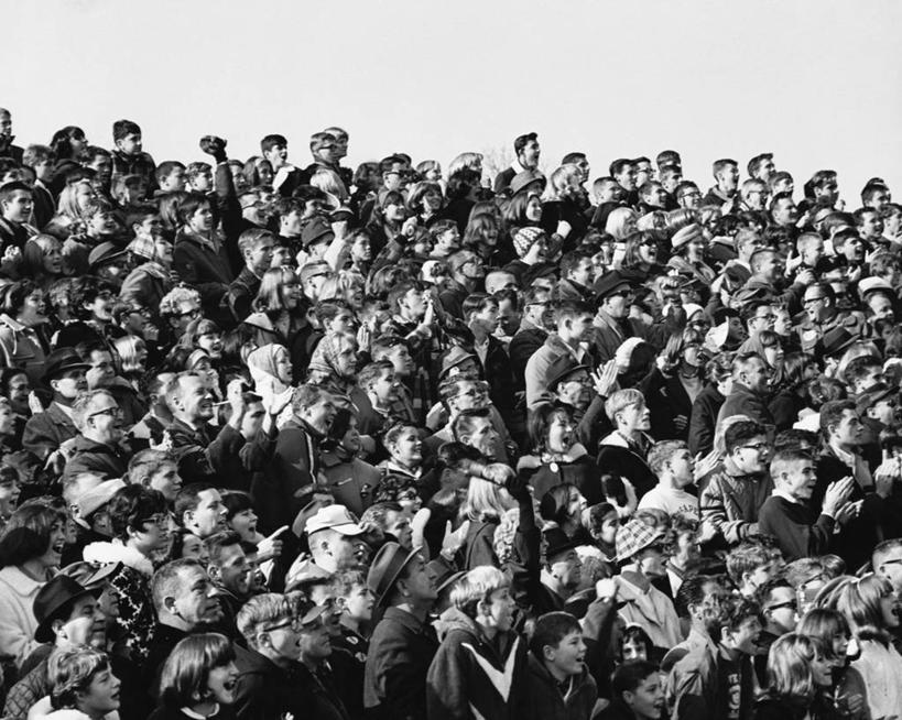 儿童,成年人,人群,观众,横图,黑白,室外,白天,运动,帽子,欢呼,摄影,观看,享乐,群众,男人,女人