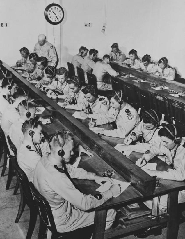 西方人,成年人,一个人,人群,坐,竖图,俯视,黑白,室内,桌子,椅子,欧洲,美国,欧洲人,仅一个男性,仅一个人,一排,士兵,写,整齐,纸,许多人,听,排列,仅一个年轻男性,耳机,一群人,教室,摄影,空军,北美,知识,队列,编码,军服,德克萨斯,军训,男人,男性,年轻男性,白种人,年轻人,钟,半身,高角度拍摄,美国空军,美国军事,军校学员