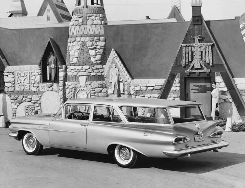 一个人,横图,黑白,室外,白天,路,汽车,朦胧,模糊,古典,石墙,车,交通工具,旅行车,运输,摄影,停止,载具,老爷车,暂停,停滞,雪佛兰