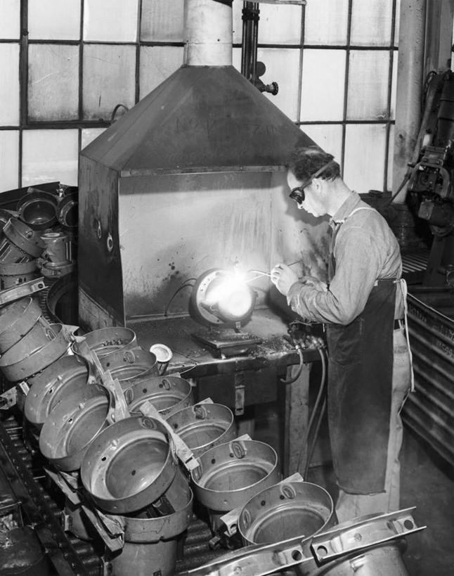 西方人,一个人,焊工,工厂,竖图,黑白,室内,欧洲,欧洲人,一排,朦胧,模糊,整齐,金属,火焰,围裙,热,排列,工人,职业,工业,摄影,保护,焊接,制造,专心,准确,队列,防护镜,焊枪,技能,白种人,员工,匠人,劳动者,体力工,官位,官职,职位,工业机械