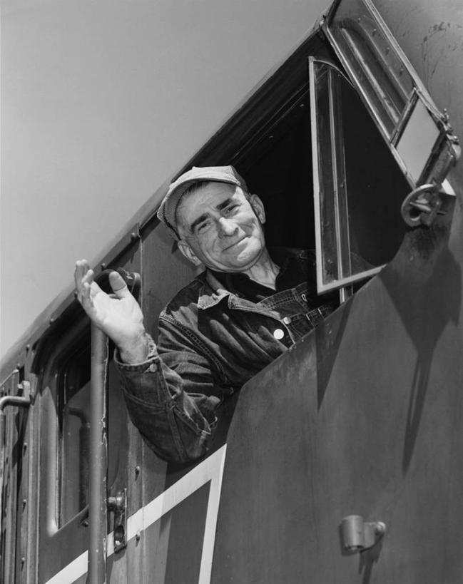 西方人,成年人,中年人,老年人,脸,头,脸颊,肩,关节,一个人,司机,坐,微笑,竖图,室外,白天,仰视,满意,火车,汽车,欧洲,欧洲人,仅一个男性,仅一个人,仅一个中年男性,乘客,服装,陆地,公共交通,挥手,休闲装,外套,肩膀,车,衣服,交通工具,手势,乘务员,职业,发动机,鸭舌帽,运输,人体,角度,摄影,服饰,夹克,衣着,夹克衫,穿着,载具,肖像,客车,列车员,列车乘务员,衣饰,责任,茄克,老年男性,男人,男性,中年男性,白种人,头部,脸部,脸蛋,面部,外衣,彩图,低角度拍摄,短外衣,打手势,售票员