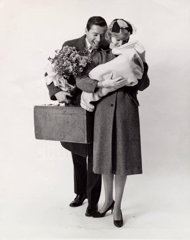 西方人,婴儿,成年人,老年人,三个人,家庭,父母,母亲,父亲,竖图,室内,欧洲,欧洲人,温暖,温馨,一家人,摄影,年龄,和睦,关爱,开端,老年女性,女人,白种人,彩图,欢乐,伴侣,融洽