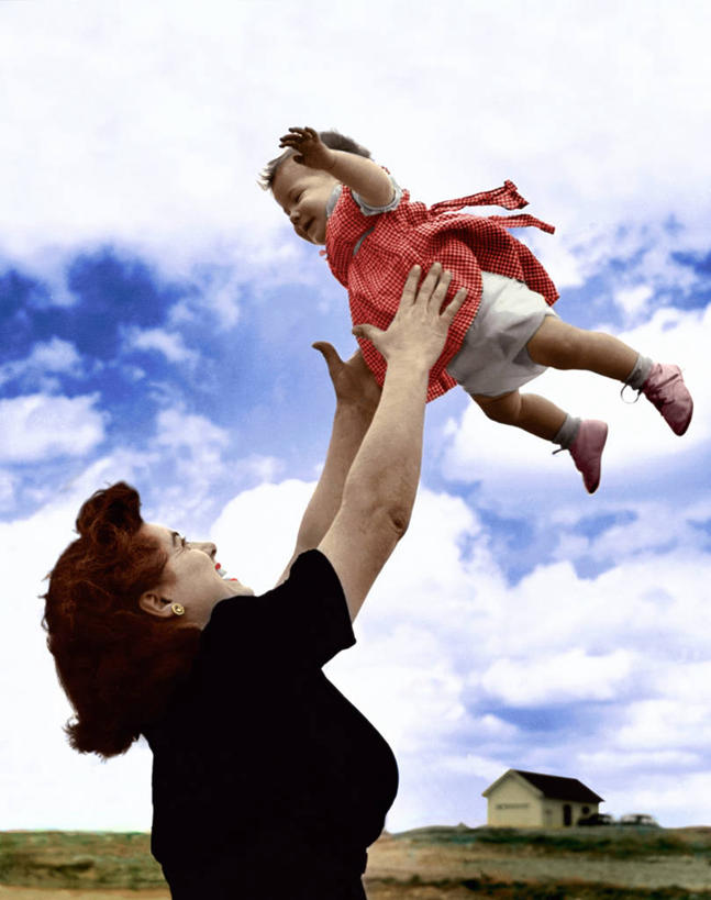 西方人,婴儿,两个人,家庭,母亲,女儿,儿子,竖图,室外,白天,欧洲,欧洲人,温暖,温馨,一家人,伸手,摄影,多样,接,和睦,女性,白种人,扔,彩图,融洽