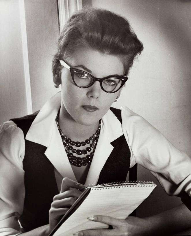 西方人,一个人,商务人士,秘书,商务女性,竖图,室内,商务,欧洲,欧洲人,套装,眼镜,笔记本,摄影,商务装,工薪阶层,女性,白种人,年轻人,白领,上班族,彩图,档案管理员