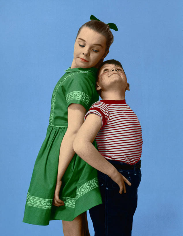 西方人,儿童,两个人,竖图,室内,纯洁,欧洲,欧洲人,高处,比较,可爱,童年,童趣,摄影,矮,高,反差,童真,烂漫,无邪,天真,男孩,男性,女孩,女性,白种人,彩图