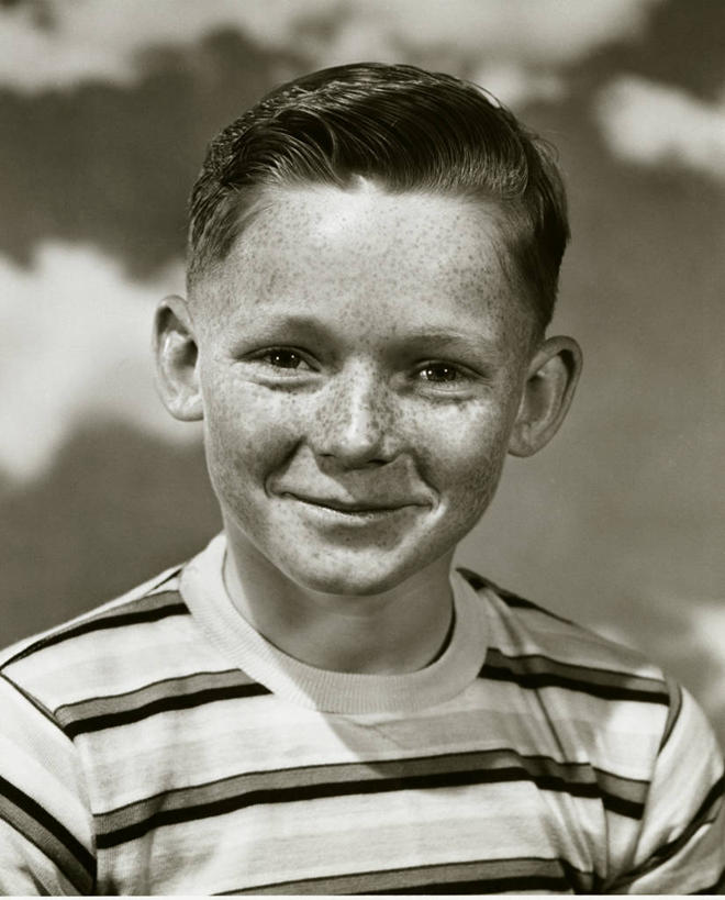 西方人,儿童,少年,一个人,微笑,竖图,室外,白天,快乐,欧洲,欧洲人,摄影,雀斑,青春期,肖像,男孩,白种人,彩图