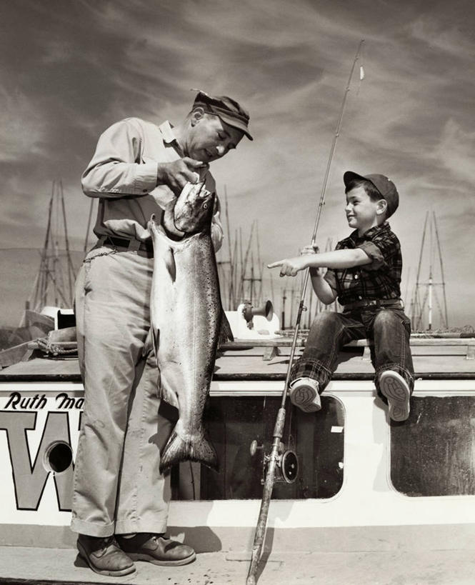 西方人,两个人,家庭,父亲,儿子,竖图,室外,白天,运动,帽子,欧洲,欧洲人,连接,温暖,温馨,一家人,摄影,生活方式,接,和睦,成就,男性,白种人,钓竿,彩图,钓鱼,融洽