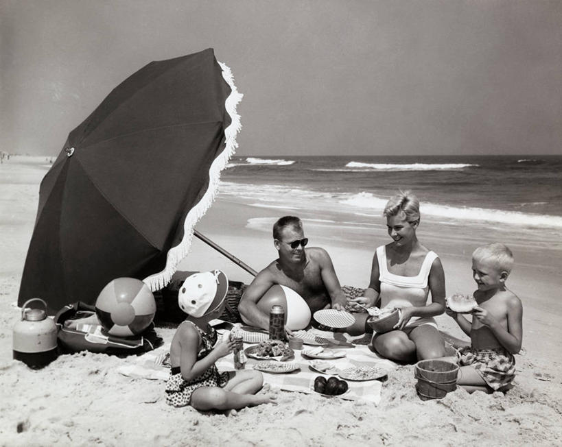 四个人,家庭,横图,室外,白天,度假,遮阳伞,野餐,饮食,摄影,生活方式,男性,女性,海滩,彩图