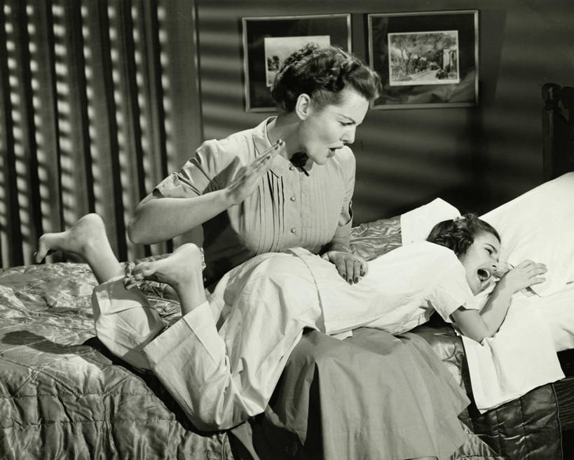 西方人,两个人,家庭,母亲,女儿,横图,室内,欧洲,欧洲人,对抗,大喊,温暖,温馨,一家人,击打,摄影,尖叫,和睦,痛苦,处罚,女性,白种人,彩图,融洽