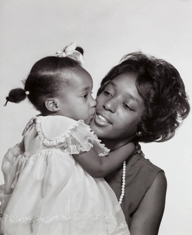 西方人,两个人,家庭,父母,母亲,女儿,竖图,室内,欧洲,非洲,黑人,欧洲人,温暖,温馨,一家人,摄影,和睦,关爱,女性,非洲人,亲吻,拥抱,彩图,融洽