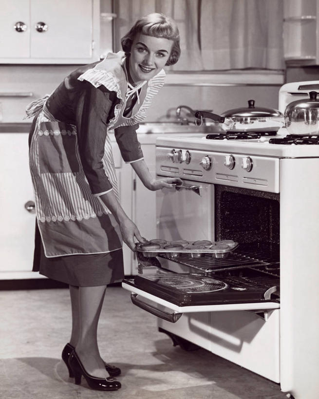 西方人,成年人,头发,一个人,微笑,竖图,室内,厨房,欧洲,欧洲人,仅一个年轻女性,仅一个女性,仅一个人,烤炉,围裙,食品,松饼,饮食,金色,摄影,纸托蛋糕,年轻女性,女人,女性,白种人,年轻人,烹调,彩图