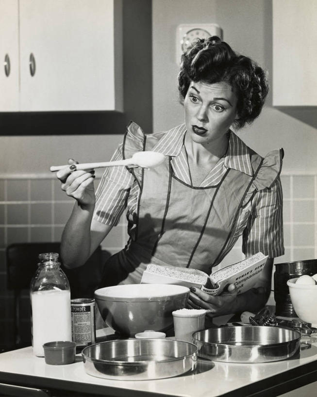 牛奶,西方人,成年人,老年人,一个人,竖图,室内,厨房,柜子,桌子,欧洲,欧洲人,仅一个女性,仅一个人,鸡蛋,面粉,食品,锅,饮食,汤匙,碗,仅一个中年女性,摄影,惊奇,幽默,准确,忙碌,食谱,女人,女性,中年女性,白种人,烹调,彩图