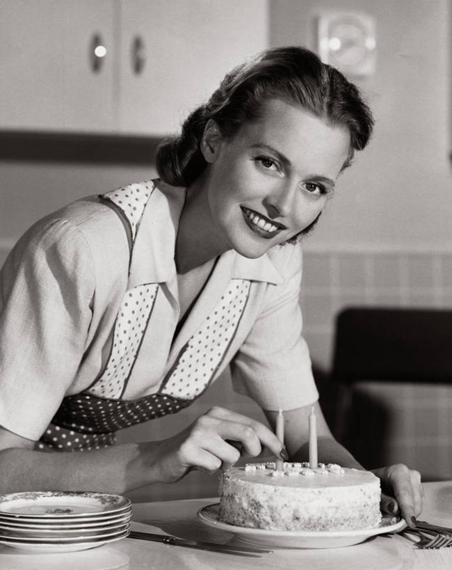 西方人,一个人,微笑,竖图,室内,生日,厨房,柜子,桌子,蜡烛,欧洲,欧洲人,节日,装饰,围裙,食品,物品,盘子,生日蛋糕,摄影,器具,健康食物,女性,白种人,年轻人,钟,彩图,蛋糕