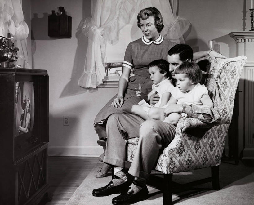 西方人,四个人,家庭,横图,室内,欧洲,欧洲人,摄影,生活方式,起居室,男性,女性,白种人,电视机,彩图