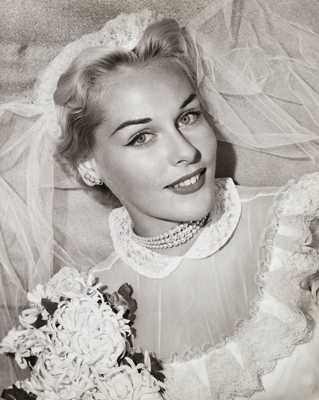 西方人,成年人,一个人,新娘,竖图,黑白,室内,婚纱,婚礼,珠宝,欧洲,欧洲人,仅一个女性,花束,摄影,面纱,女人,白种人,彩图