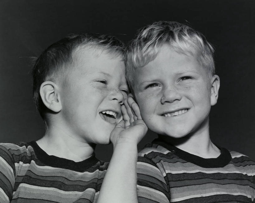 西方人,儿童,头发,两个人,双胞胎,横图,室内,纯洁,欧洲,欧洲人,连接,一对,金色,可爱,童年,童趣,摄影,耳语,童真,烂漫,无邪,天真,男孩,白种人,彩图